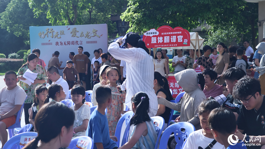 活動(dòng)現(xiàn)場(chǎng)，居民群眾積極互動(dòng)。人民網(wǎng) 李昌乾攝