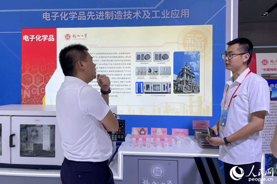 展臺前，觀眾與講解員進行專業(yè)交流。人民網記者 林盈攝