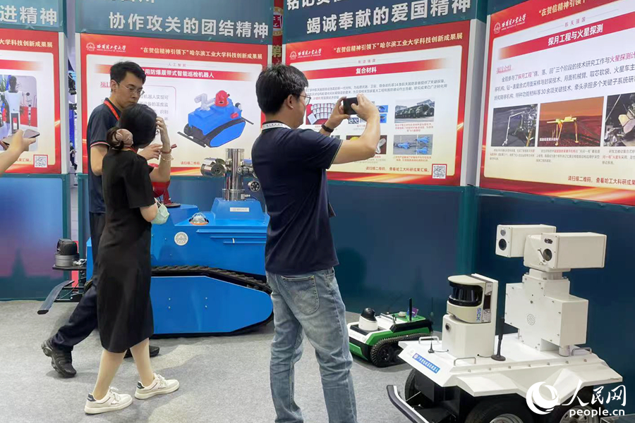 哈爾濱工業(yè)大學展廳內，科研成品“含金量”十足。人民網記者 林盈攝