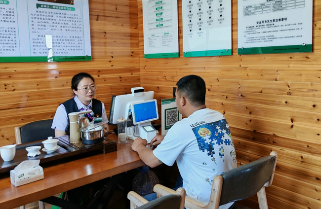 農(nóng)行工作人員在惠農(nóng)服務(wù)旗艦店受理業(yè)務(wù)