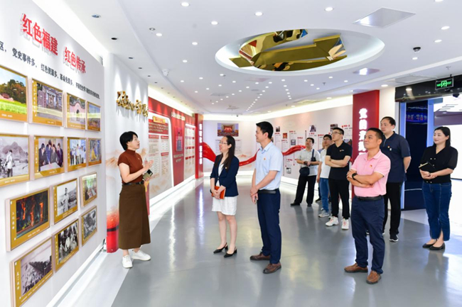 職工參觀中國聯(lián)通紅色文化教育基地。福建聯(lián)通供圖