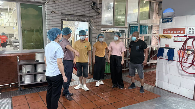 泉州第十七中學(xué)膳食監(jiān)督家長委員會成員開展食堂檢查工作