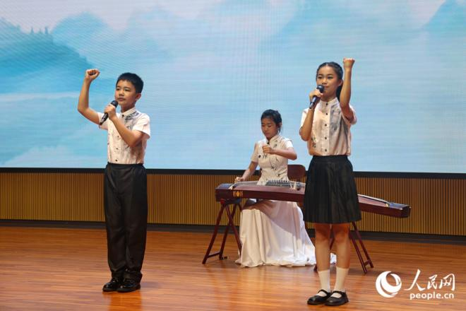 古箏彈奏、詩朗誦《鷺島新貌》。人民網(wǎng)記者 陳博攝