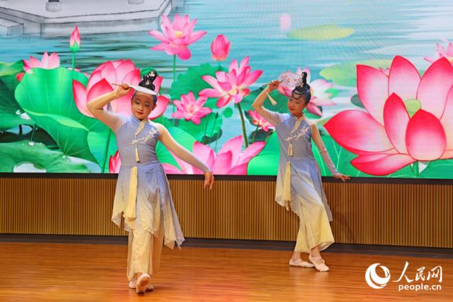古典雙人舞《淡妝濃抹總相宜》。人民網(wǎng)記者 陳博攝