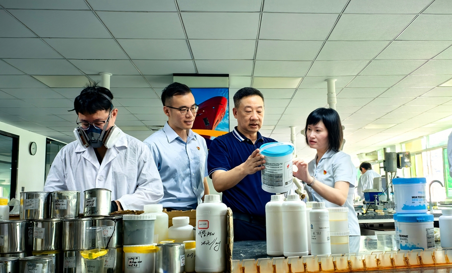 建設(shè)銀行泉州分行工作人員走訪國家級專精特新重點“小巨人”企業(yè)──信和新材料，了解企業(yè)最新科研產(chǎn)品。建行福建省分行供圖