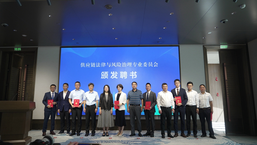 為專委會(huì)12位委員頒發(fā)聘書(shū)。廈門(mén)市海絲法務(wù)辦供圖