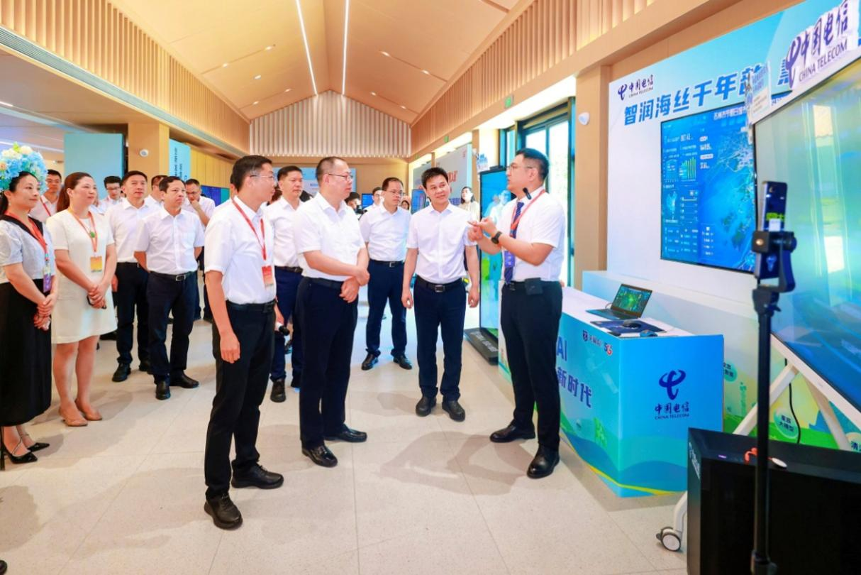 泉州市委書記張毅恭（右四）、市長蔡戰(zhàn)勝（右三）等參觀中國電信展區(qū)