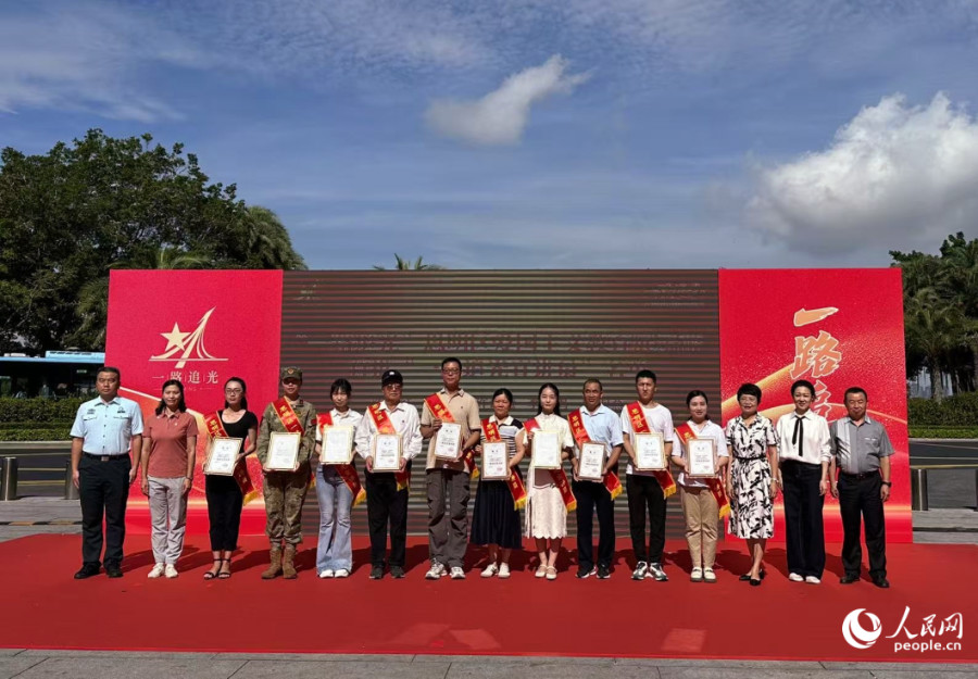 現(xiàn)場還為首批“一路追光宣講員”頒發(fā)聘書。人民網(wǎng)記者 張萌攝