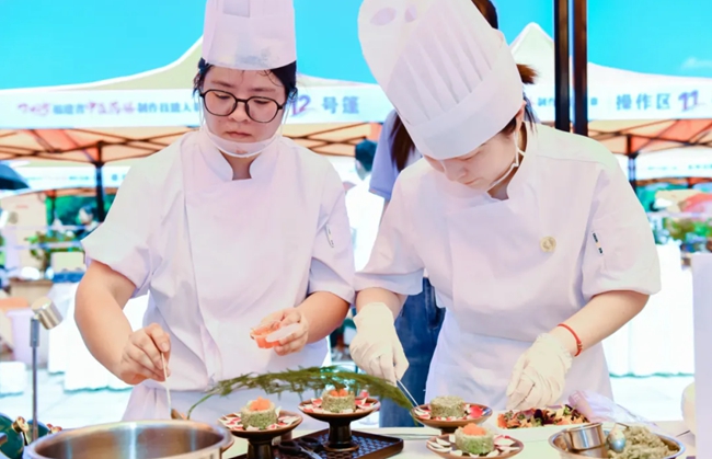 比賽現(xiàn)場，選手正在制作藥膳