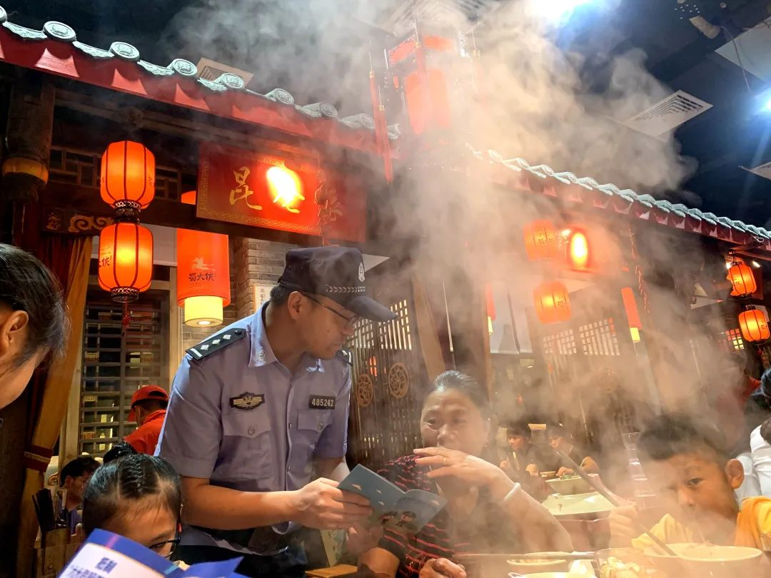 民警上門宣傳防盜知識。安溪縣公安局供圖
