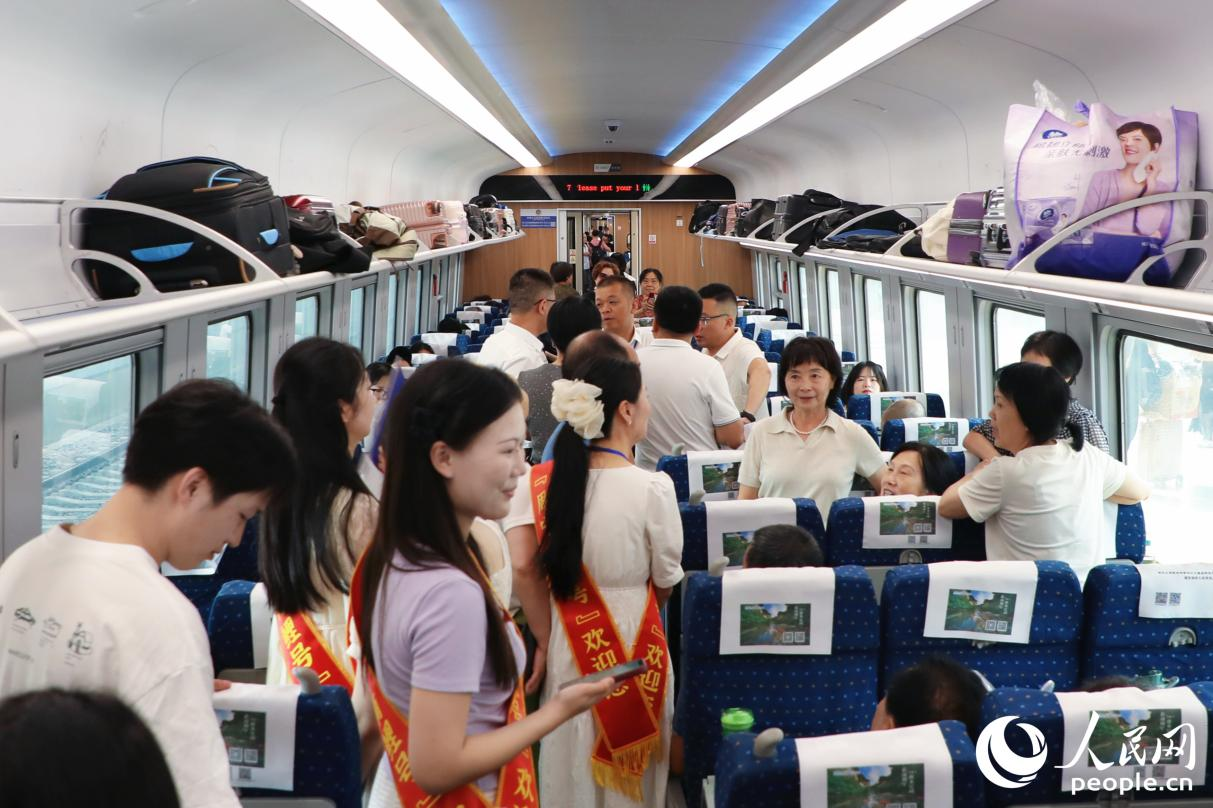 首批乘客登上“周寧有鯉號”動車組列車。人民網(wǎng) 李唯一攝