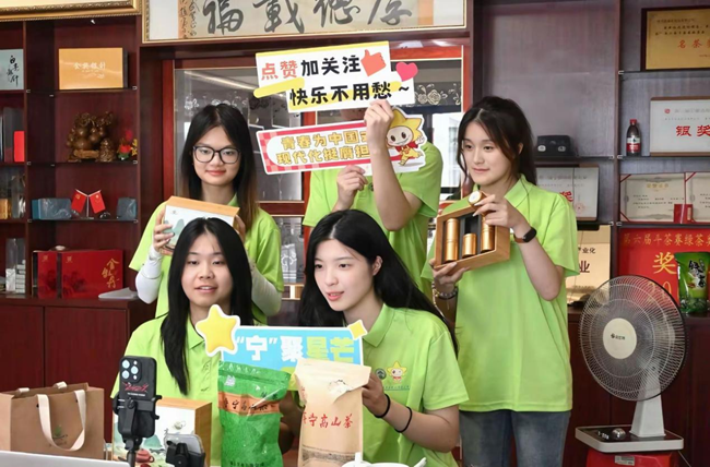實(shí)踐隊(duì)在直播助農(nóng)、推廣壽寧高山茶