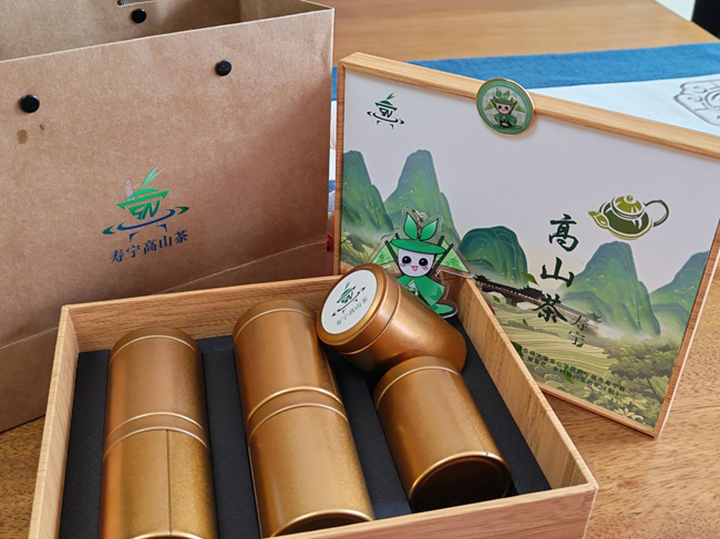 實(shí)踐隊(duì)設(shè)計(jì)的壽寧高山茶產(chǎn)品包裝、“茶小俠”IP文創(chuàng)、LOGO