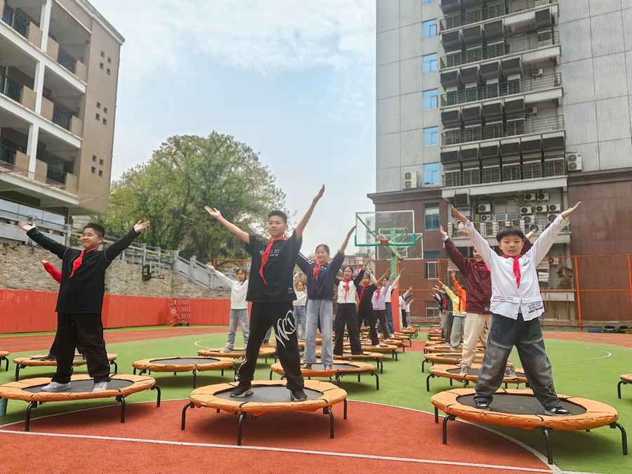 福州市鼓樓第三實(shí)驗(yàn)小學(xué)在課間開展蹦床特色運(yùn)動(dòng)。福州市鼓樓第三實(shí)驗(yàn)小學(xué)供圖