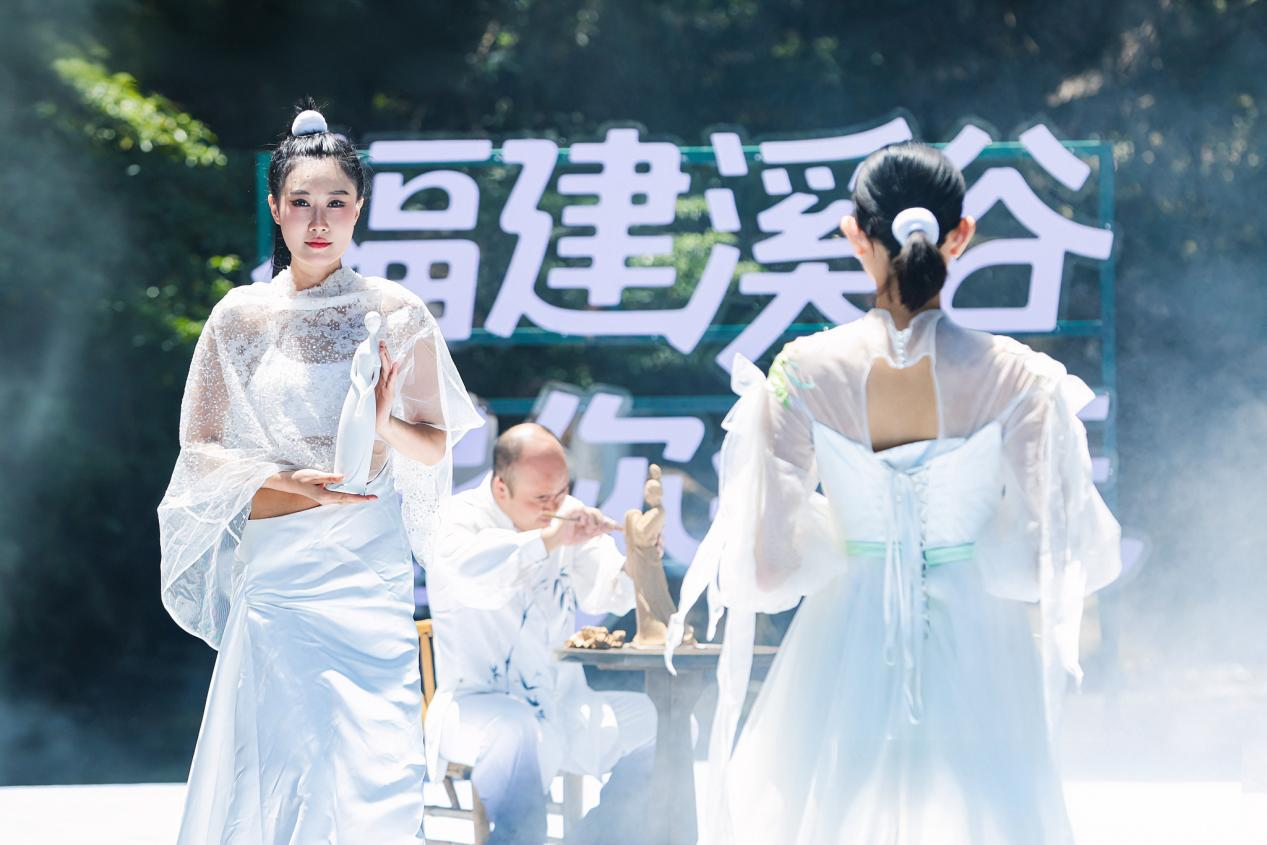 德化瓷亮相“溪谷瓷韻·花漾德化”溪谷T臺秀。主辦方供圖