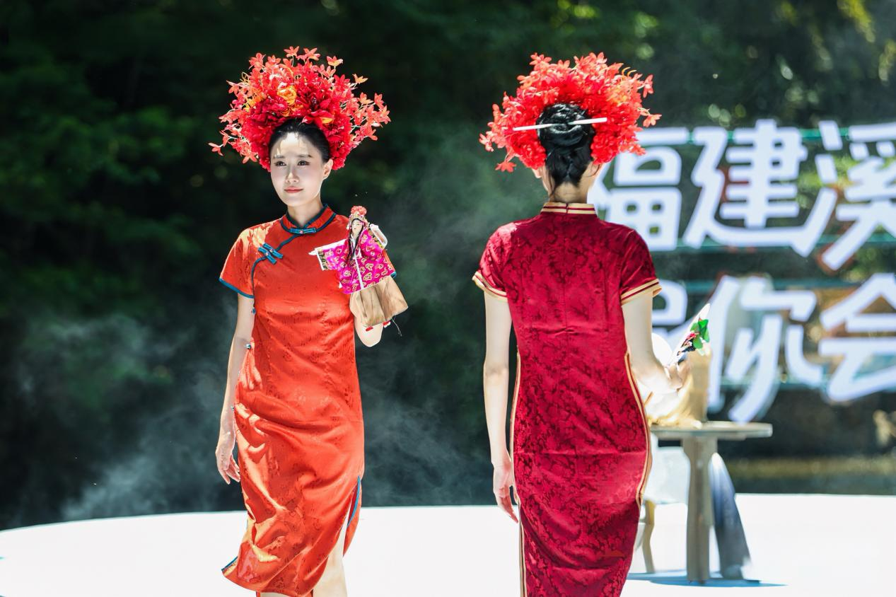 蟳埔女服飾亮相“溪谷瓷韻·花漾德化”溪谷T臺秀。主辦方供圖