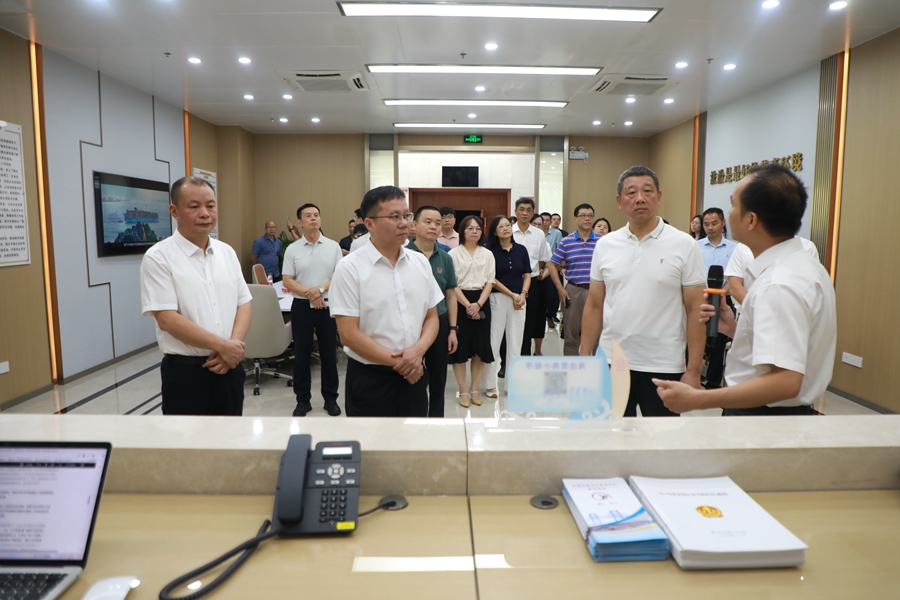 海滄區(qū)政法、職能部門相關(guān)負(fù)責(zé)人和企業(yè)代表等參觀事務(wù)中心。海滄法院供圖