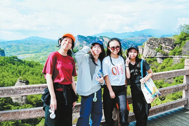 營員在冠豸山景區(qū)合影。龍巖市融媒體中心供圖