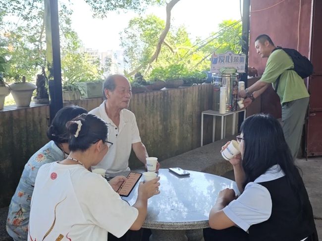 愛心茶攤邊，市民們圍坐喝茶
