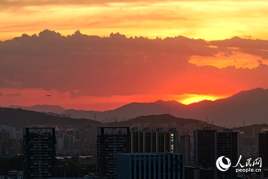 夕陽(yáng)西下，晚霞漸起。人民網(wǎng)記者 陳博攝