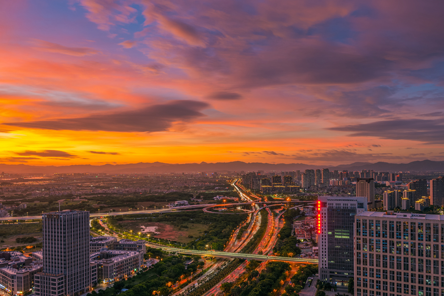 城市被夕陽(yáng)余暉籠罩。陳超攝