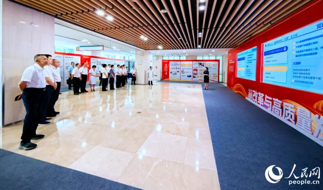 福建省九市一區(qū)、省直有關(guān)部門等醫(yī)改工作單位、醫(yī)療衛(wèi)生機(jī)構(gòu)、醫(yī)改研究機(jī)構(gòu)的相關(guān)負(fù)責(zé)人在龍巖市第一醫(yī)院實(shí)地調(diào)研。人民網(wǎng) 李昌乾攝