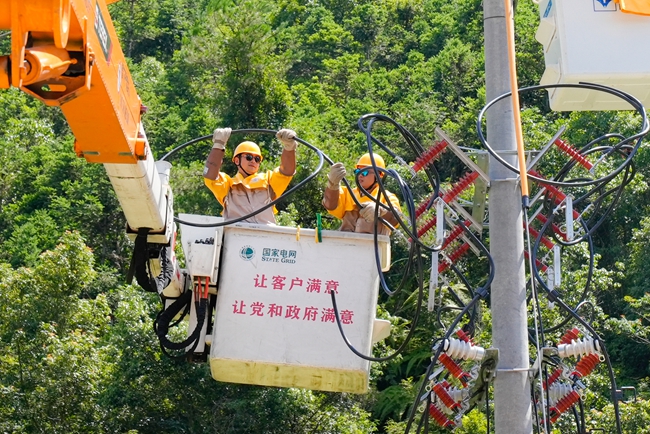 電力工人正在檢修線路設(shè)備。黃小芬攝