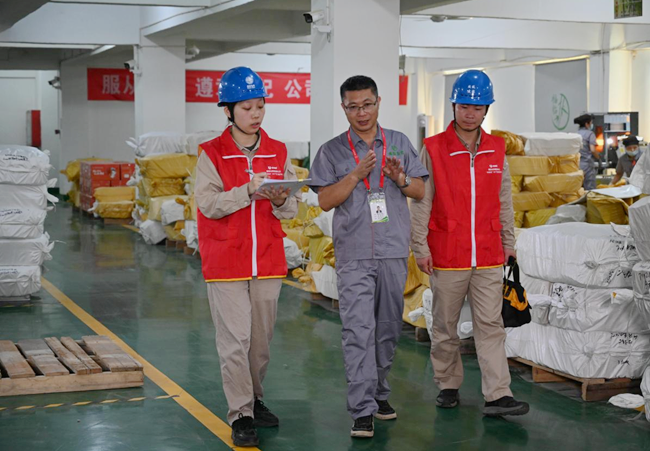 國網(wǎng)邵武市供電公司員工正在福臨日用品制造有限公司了解企業(yè)用電需求
