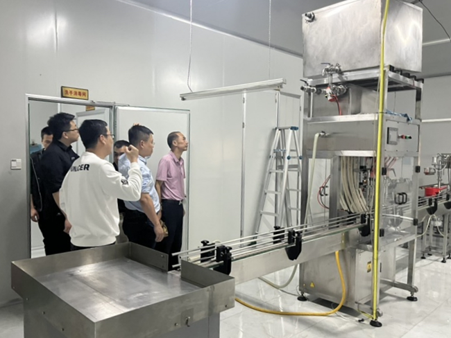 工行福州閩清支行工作人員前往福建省青欖食品有限公司開(kāi)展調(diào)研，查看該企業(yè)生產(chǎn)線擴(kuò)建進(jìn)度。工行福州閩清支行供圖