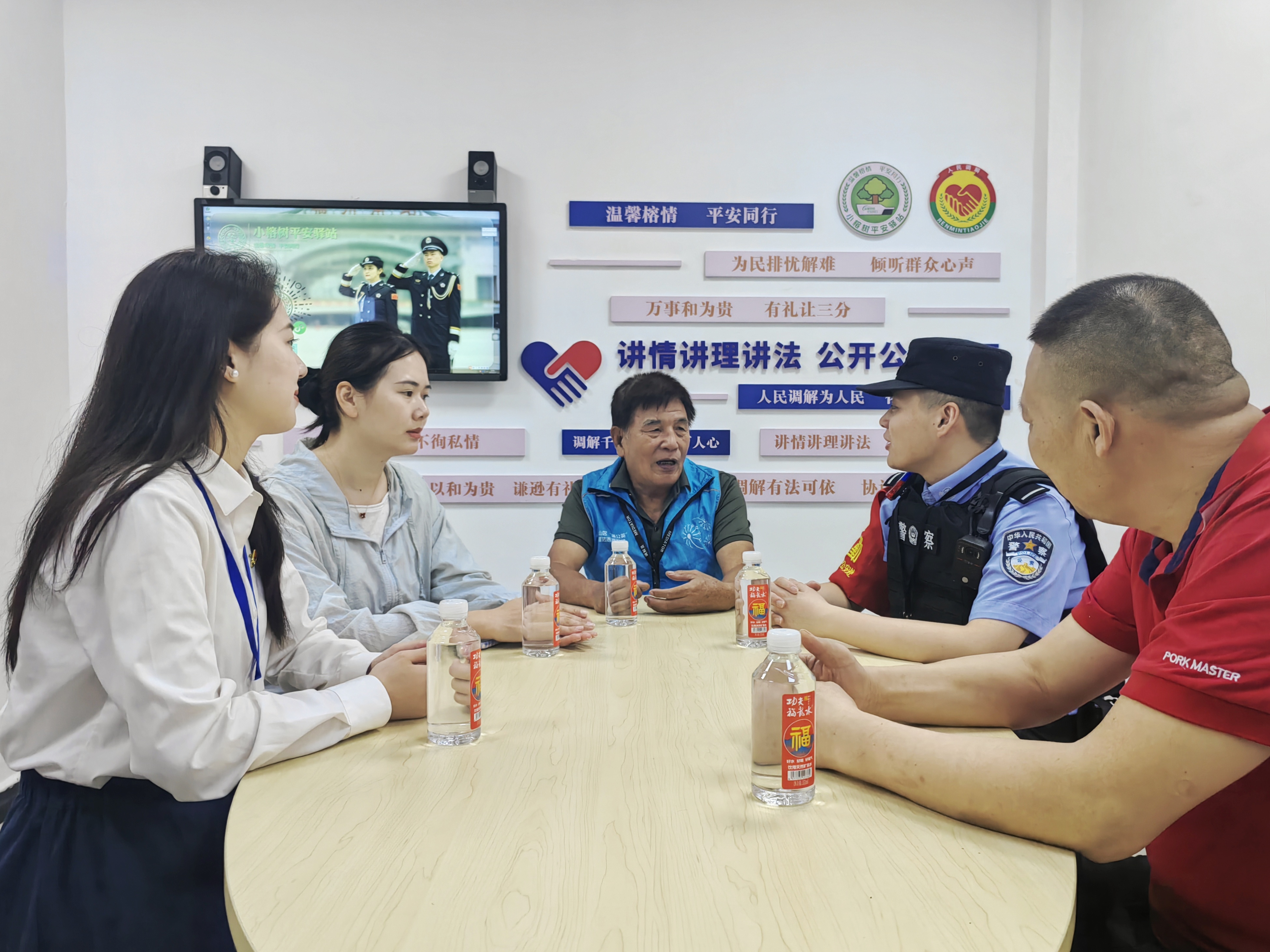派出所民警與人民調解員、律師共同調解矛盾