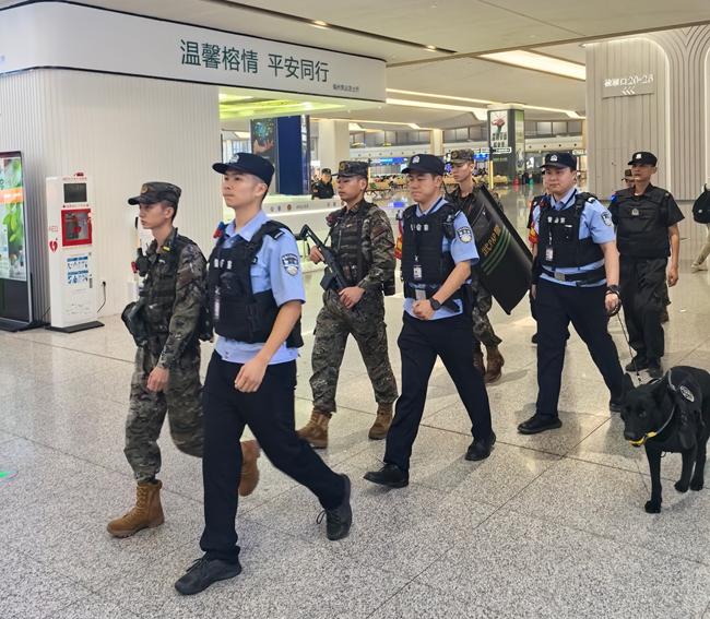 派出所民警與駐站武警特警開展聯合武裝巡邏