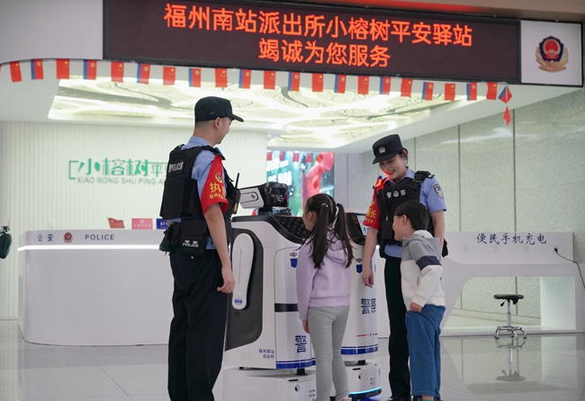 小朋友參觀智能機器人