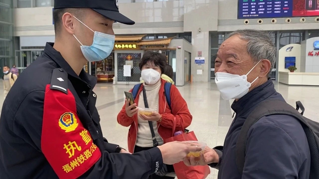 為老人送上拗九粥