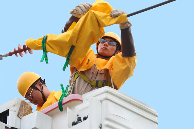 國(guó)網(wǎng)莆田供電公司推進(jìn)配網(wǎng)改造升級(jí)與不停電作業(yè)，提升供電可靠性。李曉婷攝