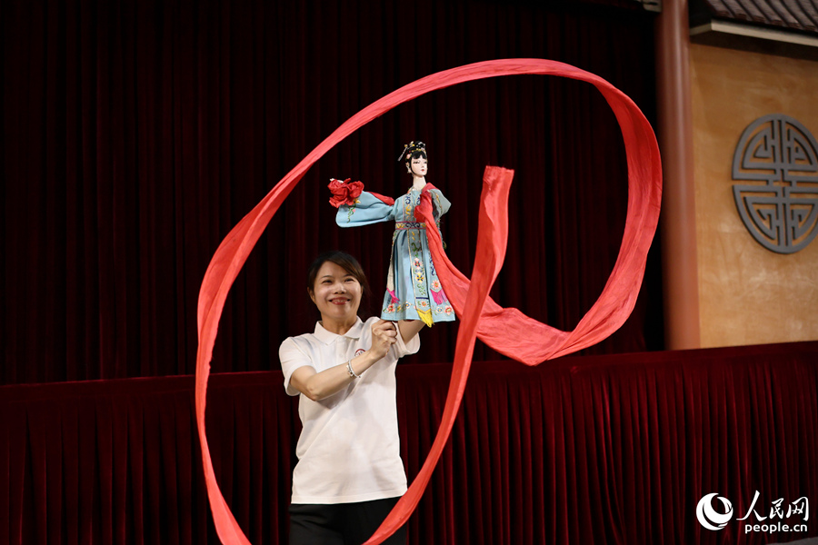 漳州布袋木偶戲演員展示舞綢表演。人民網(wǎng) 李昌乾攝