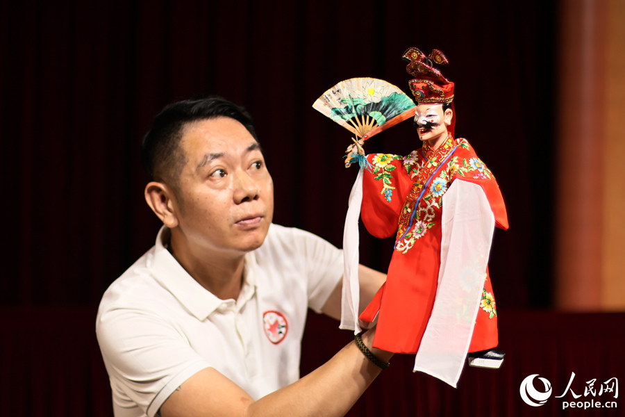 漳州布袋木偶戲有“十指弄成百萬兵”之譽(yù)。人民網(wǎng) 李昌乾攝