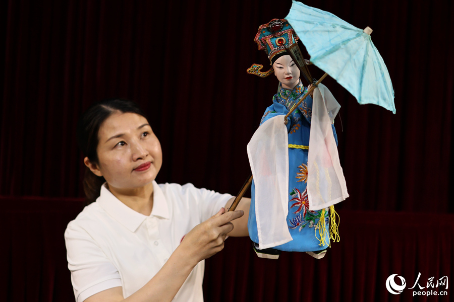 布袋木偶可以完成撐傘、開扇、頂碗等細(xì)致人物動作。人民網(wǎng) 李昌乾攝