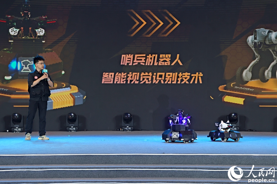 集美大學(xué)“機(jī)甲大師”機(jī)器人戰(zhàn)隊(duì)演示。人民網(wǎng)記者 陳博攝
