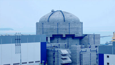 探訪全球最大“華龍一號(hào)”核電基地位于福建省漳州市云霄縣的漳州核電項(xiàng)目正加緊施工。漳州核電是“華龍一號(hào)”批量化建設(shè)的始發(fā)地，也是目前世界上最大的“華龍一號(hào)”核電基地。