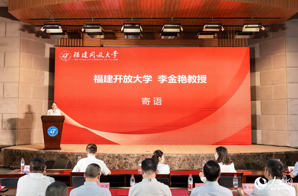 教師代表李金艷為畢業(yè)學員送上深情寄語。實習生 林靜茹攝