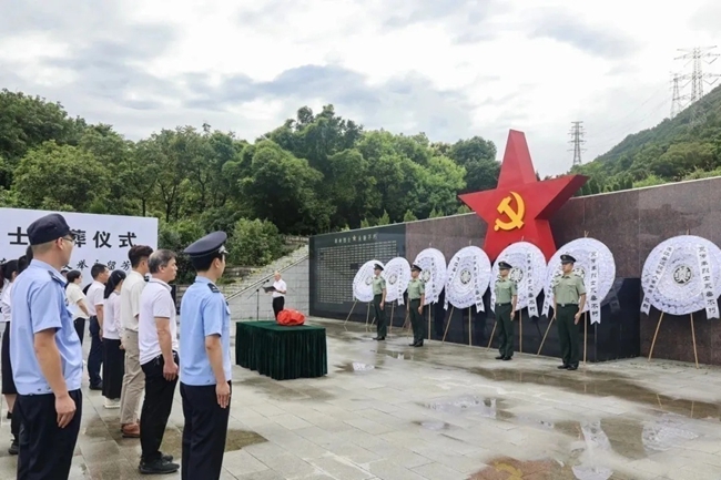 安葬儀式現(xiàn)場(chǎng)