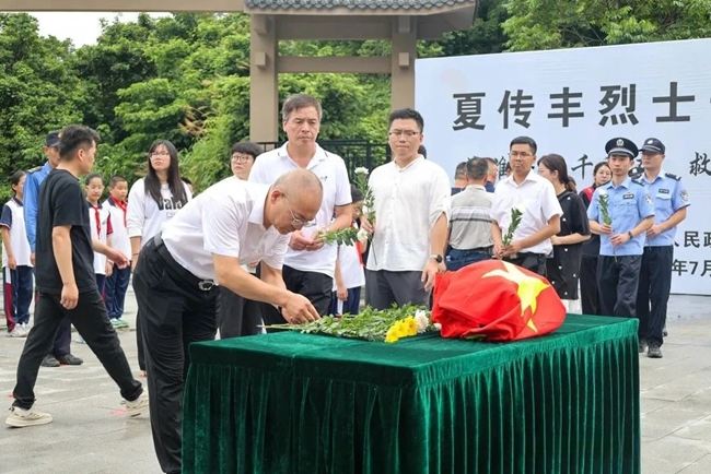 向烈士獻(xiàn)花
