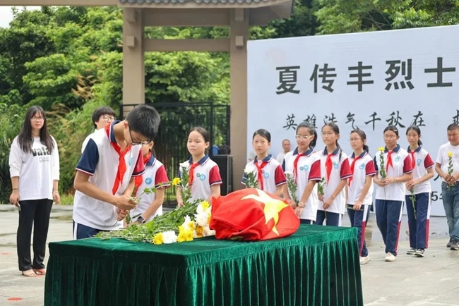 向烈士獻(xiàn)花