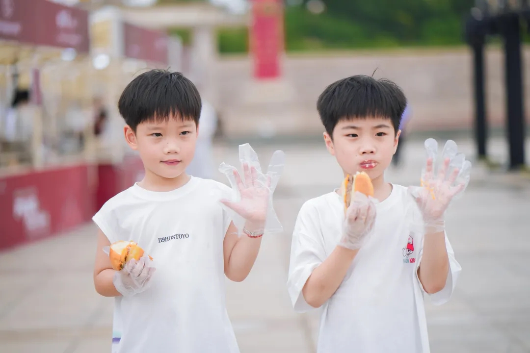 孩子們品嘗著美食，臉上露出笑容