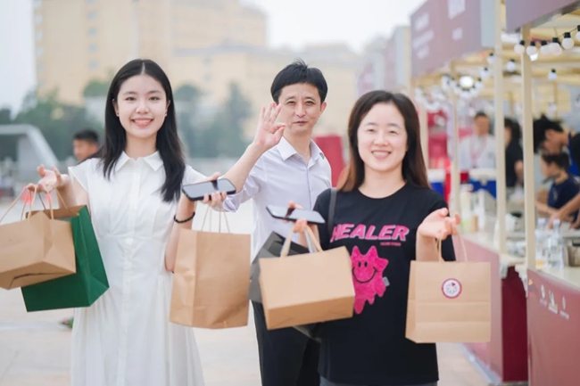 市民游客展示在活動(dòng)中的“收獲”