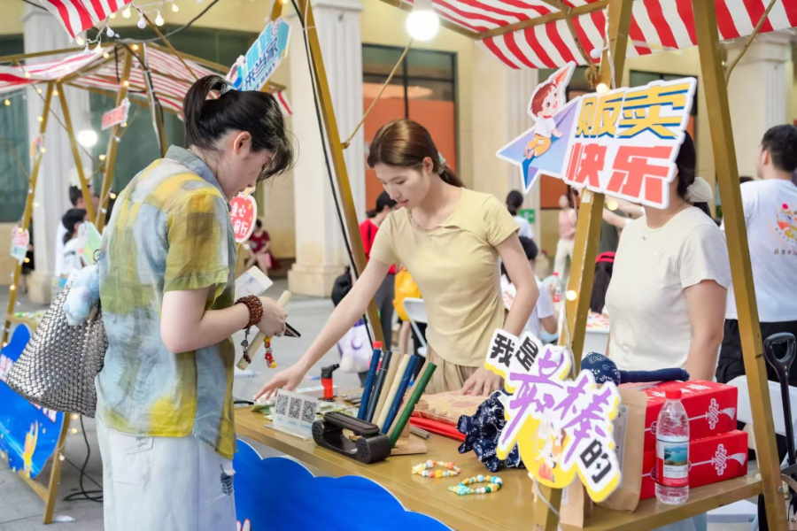 現(xiàn)場(chǎng)同步設(shè)置的愛(ài)心義賣(mài)攤位供市民選購(gòu)。主辦方供圖