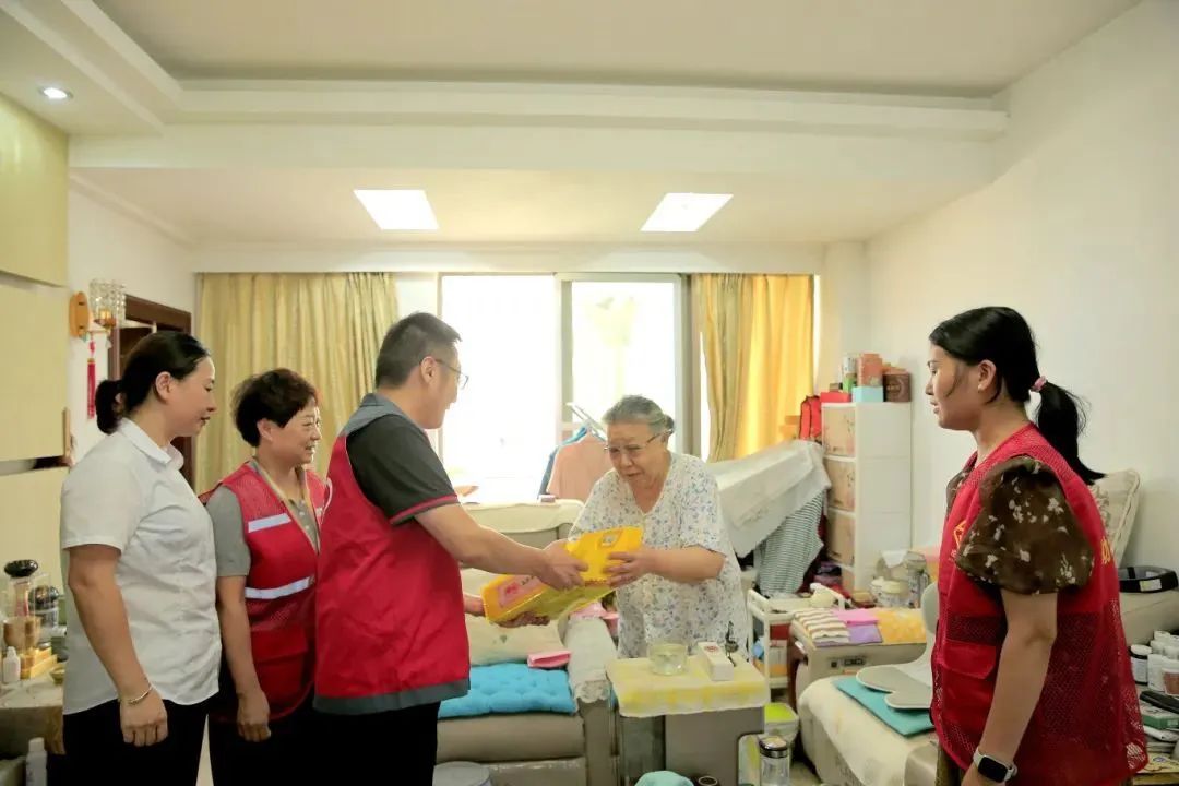 匯景商圈聯(lián)合黨支部將愛心大米“送貨到家”