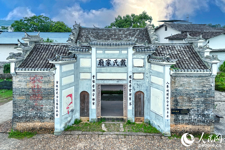 青磚瓦片、飛檐翹角別具一格。人民網(wǎng) 李昌乾攝