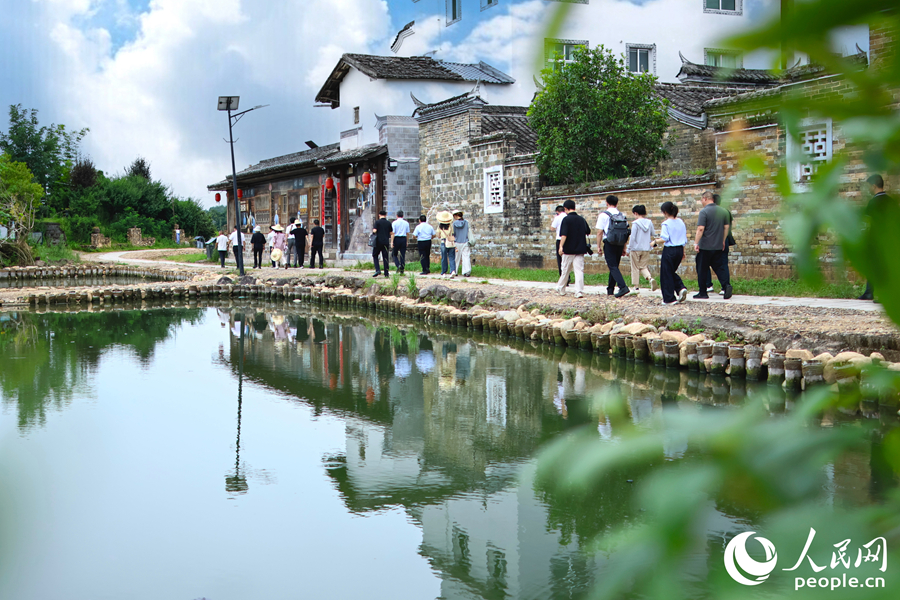 游客參觀千年古村落。人民網(wǎng) 李昌乾攝
