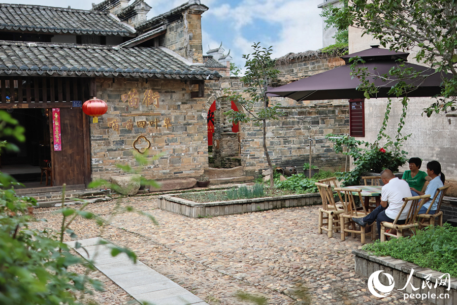 古巷深處，村民圍坐。人民網(wǎng) 李昌乾攝
